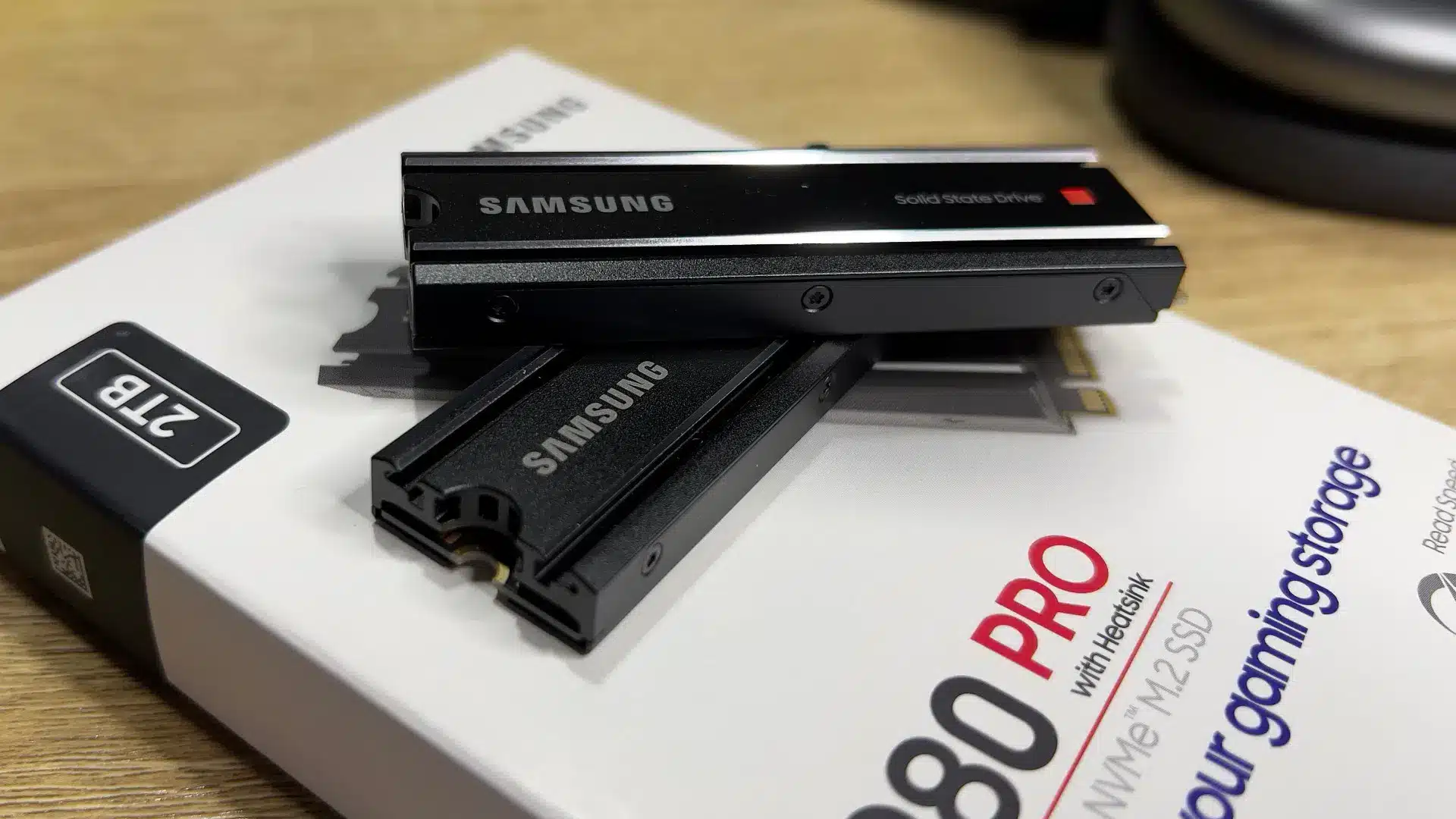 Samsung 980 Pro SSD With Heatsink Vs Custom Heatsink Model Tested on PS5